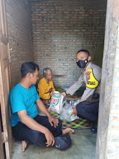  Polsek Indrapura Beri Bantuan Sembako Korban Kebakaran di Desa Kuala Indah
