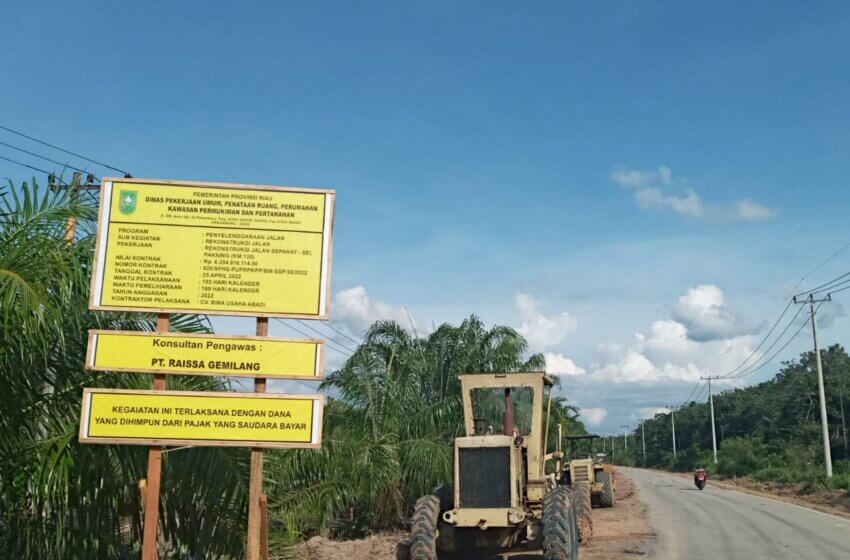  Pengerjaan jalan lintas Dumai pakning dan Pembersihan parit Sepanjang 1,2 km di Desa Buruk Bakul kec. Bukit batu Kab.Bengkalis prov. Riau.