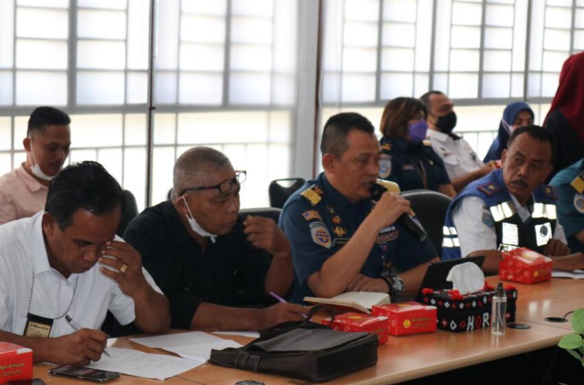  Kepala kantor otoritas pelabuhan  Belawan memimpin rapat  di ruangan bersama  instansi terkait 