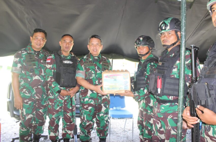  Beri Semangat Kepada Satgas Pamtas Yonif Raider 142/KJ di Papua, Pangdam II/Swj : Apa Yang Menjadi Kesulitan Masyarakat Tugas Kita TNI Membantu