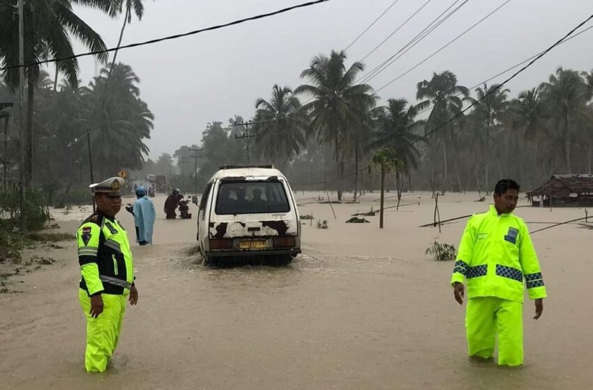  Personil Sat Lantas Polres Nias Selatan Membantu Korban Terdampak Bencana Banjir