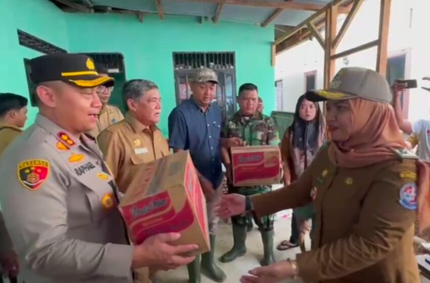  Kapolresta Deli Serdang meninjau titik bencana banjir di wilkum Polresta Deli Serdang dan beri bantuan 