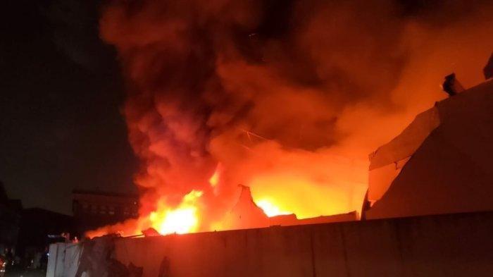 Kebakaran-hebat-landa-gudang-Lazada