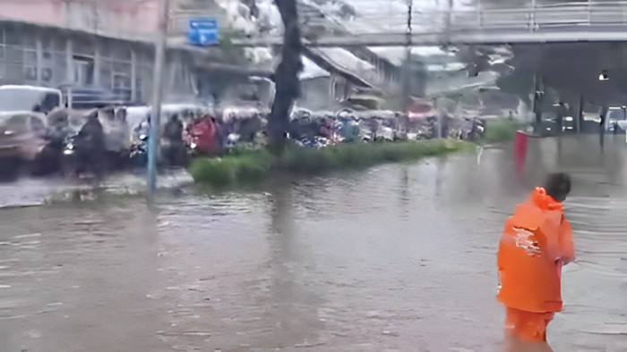 kawasan-cempaka-putih-jakarta-pusat-jakpus-tergenang-banjir-banjir-yang-terjadi-turut-memicu-terjadinya-kemacetan-panjang-dok--1_169