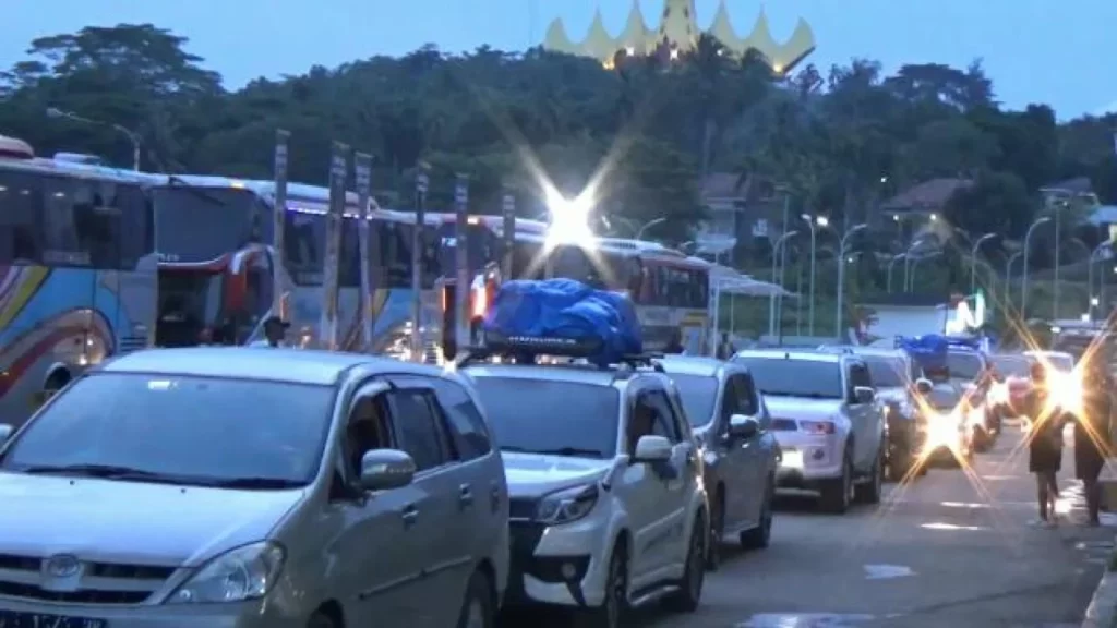 661027e379c3f-jumlah-kendaraan-pemudik-mulai-mengalami-peningkatan-di-pelabuhan-bakauheni-lam_1265_711