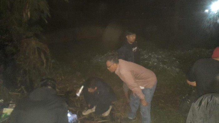 polisi-saat-evakuasi korban_169