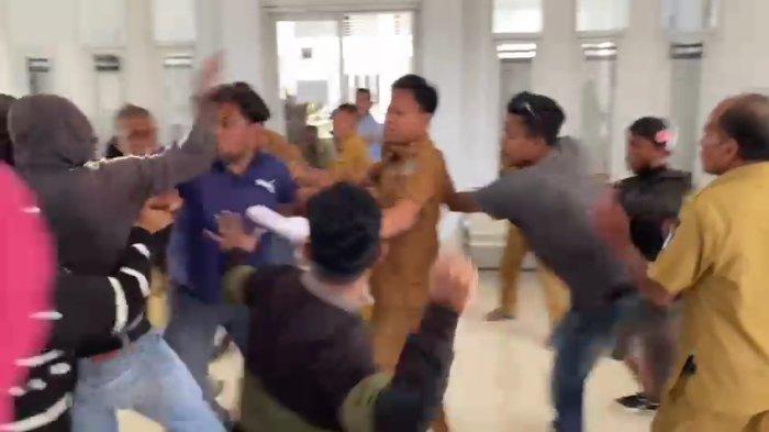 Video-aksi-baku-pukul-pendemo